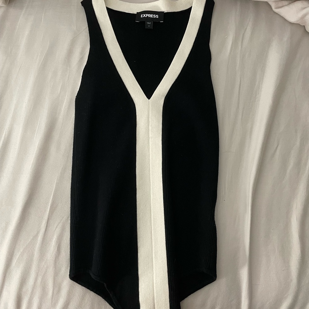 Express Contrast V neck trim bodysuit small